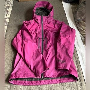 Mountain Hardware Women’s Small Gore-Tex Paclite jacket.